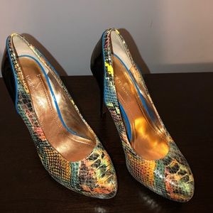 BCBG multicolored snake skin type heels,size 8 1/2